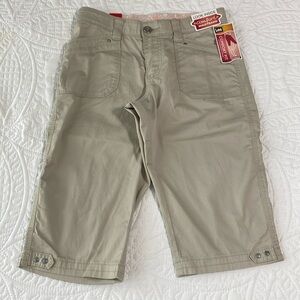 Women’s Lee Capri shorts pants Khaki beige size 4 Petite